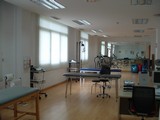 <div class=lightGallery-captions><p>Sala de Fisioterapia Mutua de Andalucía y de Ceuta</p><p>Vista panorámica del centro de fisioterapia de la delegación de Ceuta, en la que se muestran los equipos de fisioterapia dispuestos en la misma.</p><h4>Material cedido por 115 - CESMA</h4><span>2023</span></div>